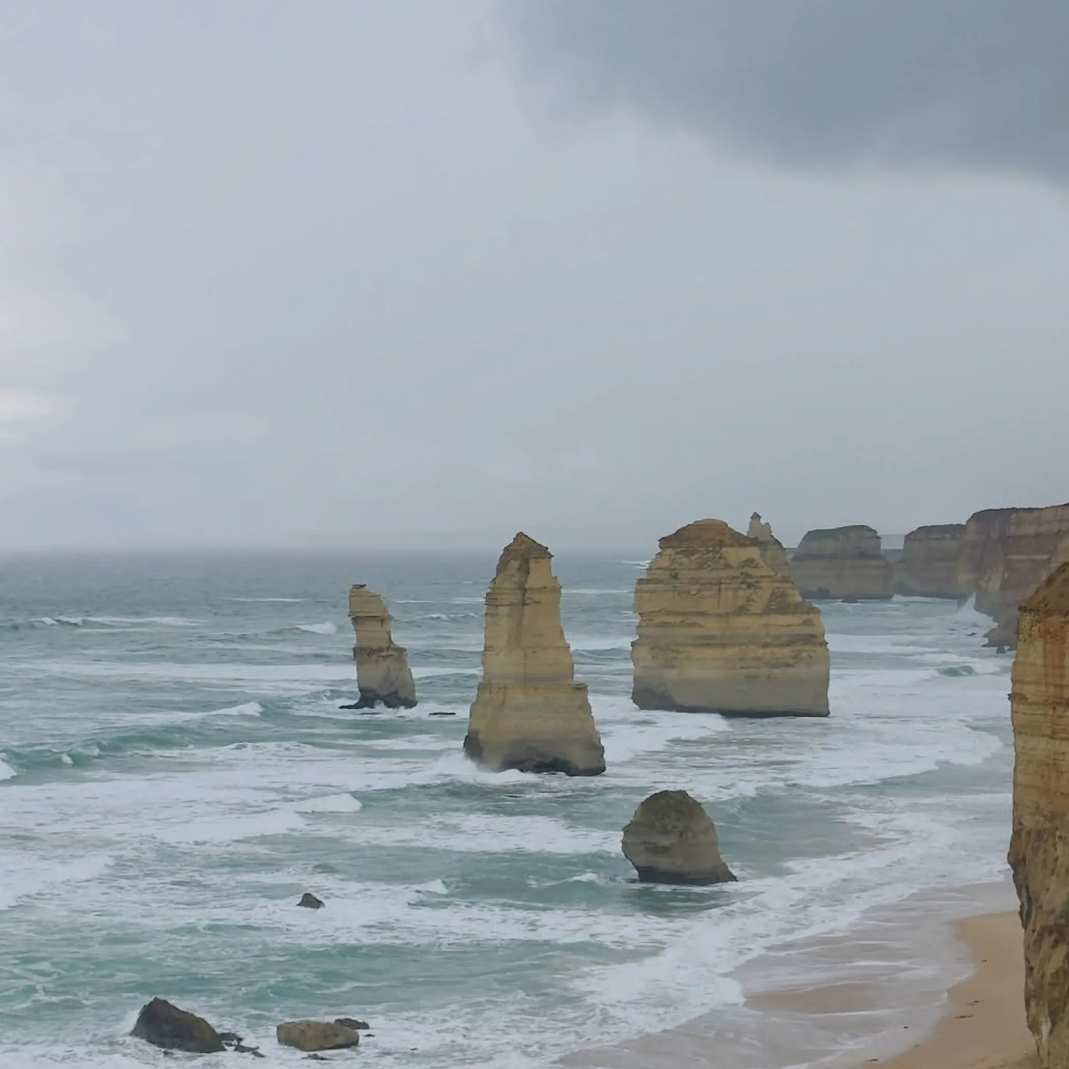 tourists parking at twelve apostles lookout